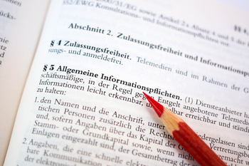 Bild eines aufgeschlagenen Gesetzbuches mit dem Text "§5 Allgemeine Informationspflichten" und einem gespitztem roten Bleistift.