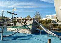 DAs Bild zeigt ein Piratenschiff aus holz, das auf einem auf dem Piratenspielplatz im Poinger Märchenwinkel steht. 