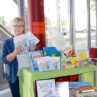 Bildaufnahme aus der Poinger Gemeindebücherei. Erster Bürgermeister Thomas Stark (rechts) mit Bücherei-Leitung Gertraud Bamberg (links) bei der Auswahl der Bücher.