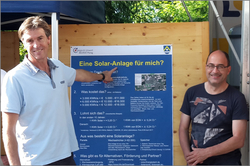 Energie- und Umweltbeiratsmitglieder Prof. Dr. Jeroen Buters und Franz Lichtner am Infostand