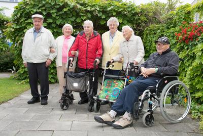 Bild eine fröhliche Gruppe von Senioren im Halbkreis angeordnet.