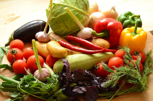 Tischdekoration mit einer Gemüseschale
