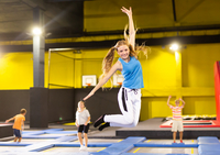 Das Bild zeigt ein Mädchen auf einem Trampolin.