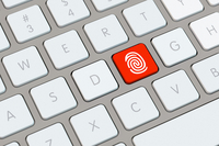 Bild einer Tastatur mit roter Taste und aufgedrucktem Fingerabdruck