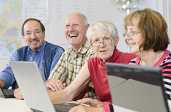 Bild mit Senioren am Laptop