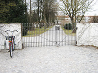 Bergmeister-Tor am Friedhof